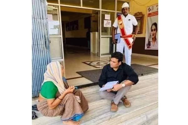 উপরে যেতে পারছিলেন না বৃদ্ধা, সিঁড়িতেই আদালত বসালেন বিচারক