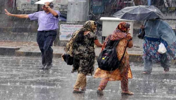 নিম্নচাপের জেরে কলকাতায় লাগাতার বৃষ্টি