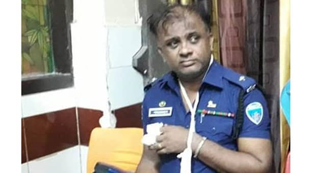 ছুরি নিয়ে থানায় পুলিশের ওপর হামলা