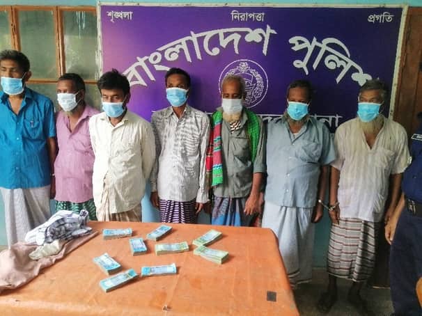 ব্যাংকের গ্রাহকদের কাছ থেকে কৌশলে নগদ টাকা হাতিয়ে নেয়া প্রতারক চক্রের ৭ সদস্য গ্রেফতার