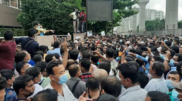 অগ্রাধিকার ভিত্তিতে টিকিট বিক্রির দাবিতে প্রবাসীদের বিক্ষোভ