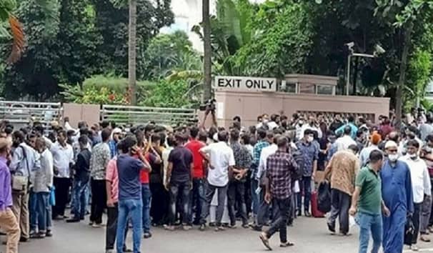সৌদি এয়ারলাইন্সে টিকিটপ্রত্যাশীদের ভিড়