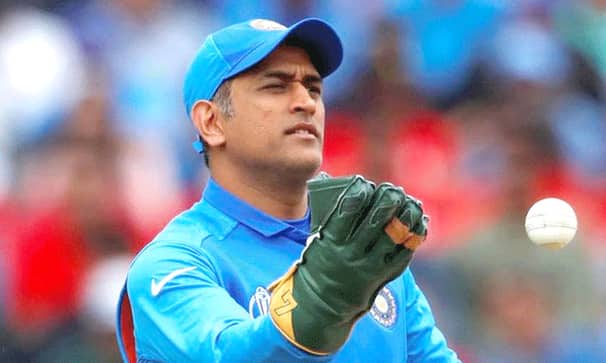 নতুন চুক্তিতে বিতর্কের মুখে ধোনি