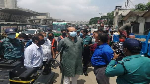 ’বিলবোর্ডটি ১৬ বছরে কেউ নামাতে পারেনি, আমি এখনই অপসারণ করলাম’