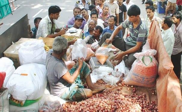 সারাদেশে রবিবার থেকে ৩০ টাকা দরে টিসিবির পেঁয়াজ বিক্রি শুরু
