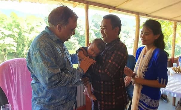 স্বরাষ্ট্রমন্ত্রীর কোলে মারমা শিশু