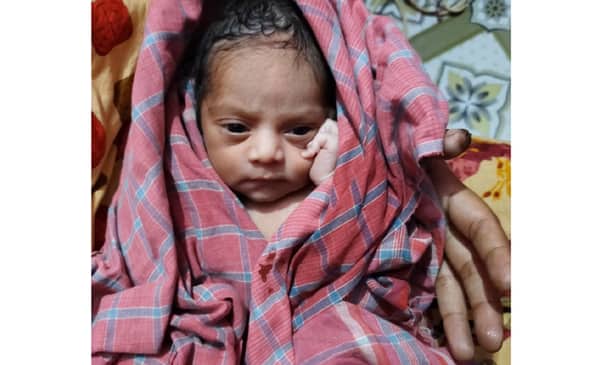 বাজারের ব্যাগে জীবিত নবজাতক, খাচ্ছিল পিঁপড়ায়