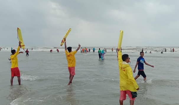 ৪ নম্বর হুঁশিয়ারি সংকেত, মানছেন না পর্যটকরা