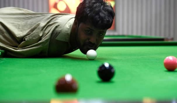 দুই হাত নেই, মুখ দিয়ে খেলছেন স্নুকার