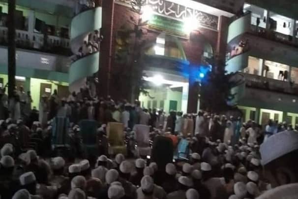 হাটহাজারী মাদ্রাসায় হঠাৎ ছাত্র বিক্ষোভ