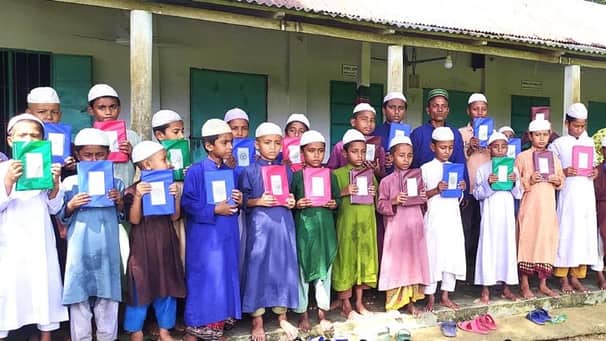 শিক্ষার্থীদের কোরআন শরীফ দিলেন রিকশাচালক তারা মিয়া