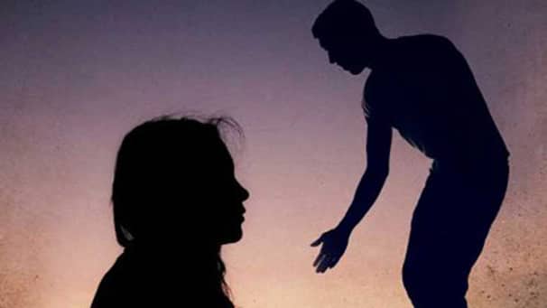 স্ত্রী অন্য পুরুষের সঙ্গে হোটেলে, রাস্তায় ধরে পিটিয়েছে স্বামী