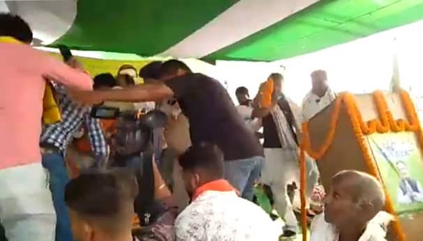নেতাদের ভিড়ে ভেঙেই গেল নির্বাচনী প্রচারণা মঞ্চ (ভিডিও)
