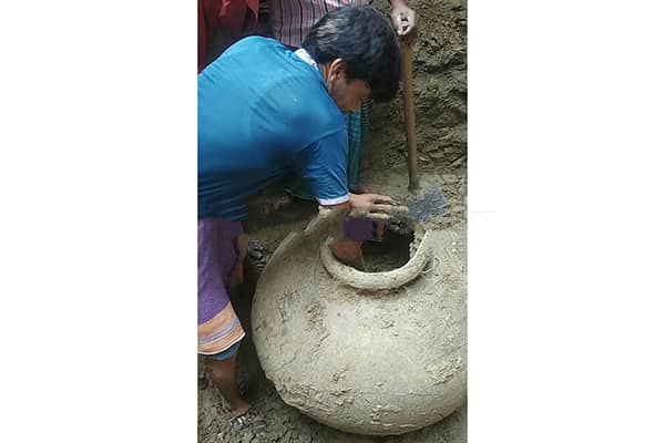 রাধার ভিটা কবরস্থানে মিলল কলস, এলাকায় কৌতুহল