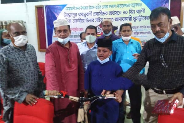 মসজিদে নিয়মিত নামাজ আদায় করে পুরস্কার পেল ৭ শিশু