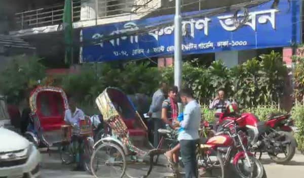 বিদেশে কর্মী পাঠানো দালালদের বৈধতা দিতে যাচ্ছে সরকার
