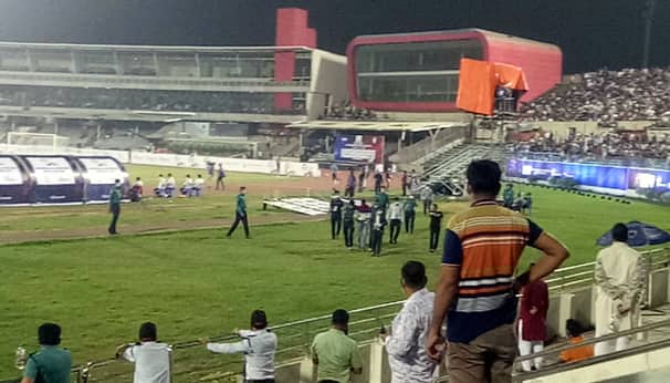 হঠাৎ খেলার মাঠে ঢুকে পড়লেন দর্শক