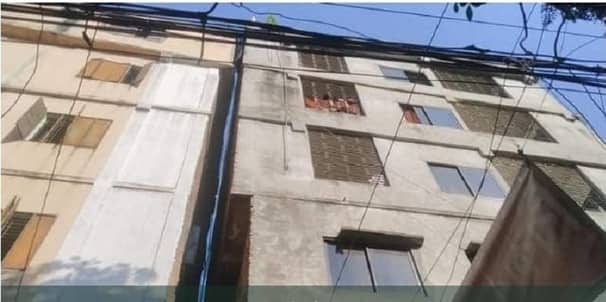 সাভারে হেলে পড়েছে ছয় তলা ভবন