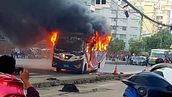 বাস পোড়ানোর ৯ মামলায় ১৭ জন রিমান্ডে