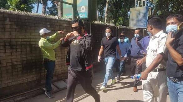আকাশপথে দেশে ফিরলেন সাকিব