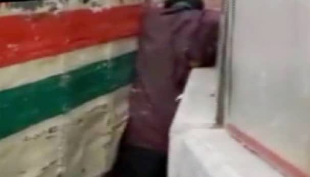 দুই বাসের রেষারেষিতে চাপা পড়লেন পথচারী