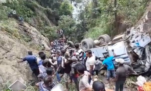 শ্রীলঙ্কায় নিয়ন্ত্রণ হারিয়ে গিরিখাতে বাস, নিহত ১৪
