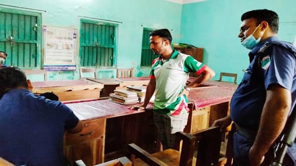 স্মার্টকার্ড বিতরণে টাকা, ছবি তোলায় সাংবাদিককে আটকে রাখলেন চেয়ারম্যান