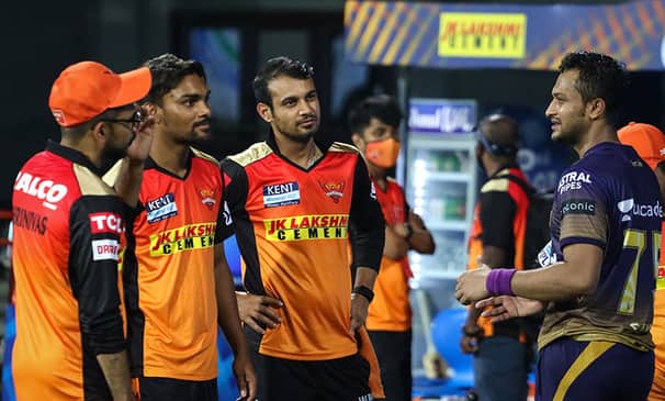 ফিল্ডিংয়ে নাইট রাইডার্স; খেলছেন সাকিব