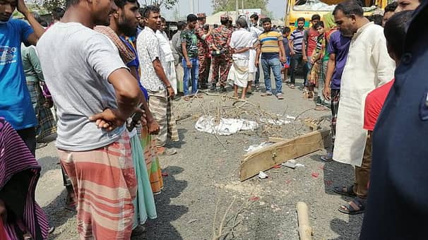 মোটরসাইকেলে ট্রাকের ধাক্কা, বাবা-মেয়ে নিহত