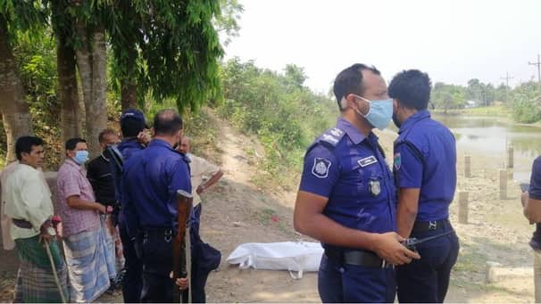 ট্রেনের ধাক্কায় রেললাইনে বসে থাকা কসাইয়ের মৃত্যু