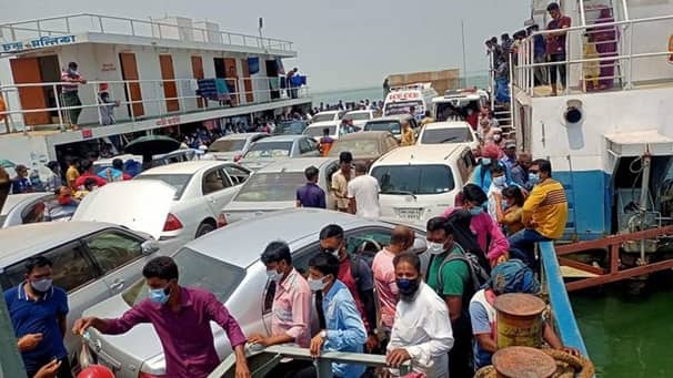 সর্বাত্মক লকডাউনেও ফেরিতে যাত্রী-যানবাহনের উপচে পড়া ভিড়