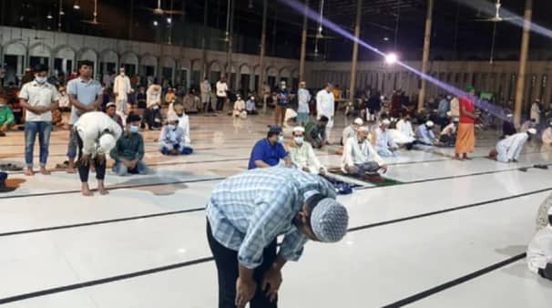 লাইলাতুল কদরে ইবাদতে মশগুল মুসল্লিরা