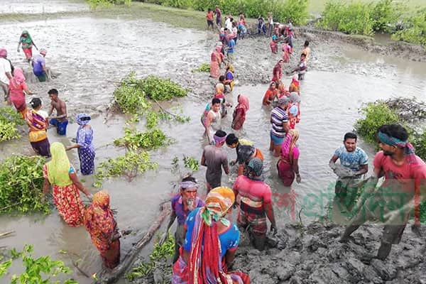 ‘ইয়াস’র প্রভাবে খুলনায় বেড়িবাঁধ উপচে পানি ঢুকছে লোকালয়ে