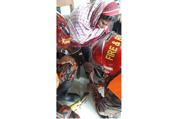 পায়ে শিকল নিয়েই মাদকাসক্ত স্বামীর বাড়ি থেকে পালালেন স্ত্রী!