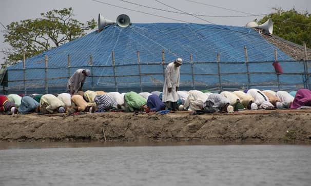 মসজিদে পানি, রাস্তায় নামাজ আদায় মুসল্লিদের