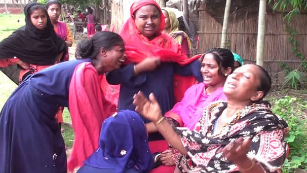 জীবন দিয়ে সন্তানকে বাঁচালেন মা