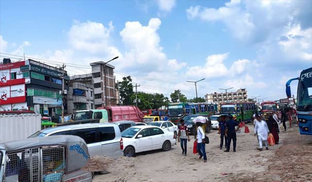 ঢাকামুখী মানুষের ভিড়, আমিন বাজারে দীর্ঘ যানজট