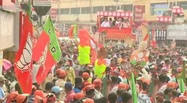 দিদির ভাঙা পায়েই গোল, নির্বাচনী খেলায় ‘ভুল খুঁজছে’ বিজেপি