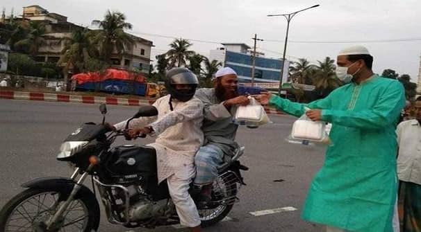 মহাসড়কে রোজাদারের অপেক্ষায় থাকেন ফেনীর মেয়র