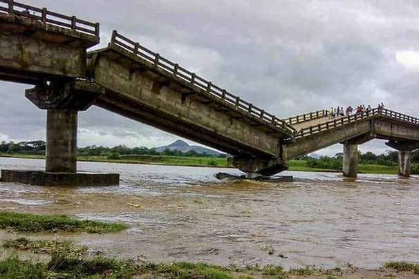ঝড়ে ভেঙে পড়লো তিন বছর আগে নির্মিত ব্রিজ