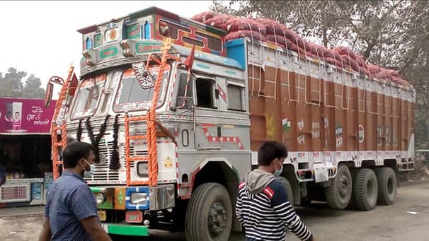 আইপি জাল করে আনা প্রায় ২ কোটি টাকার পেঁয়াজ আটক