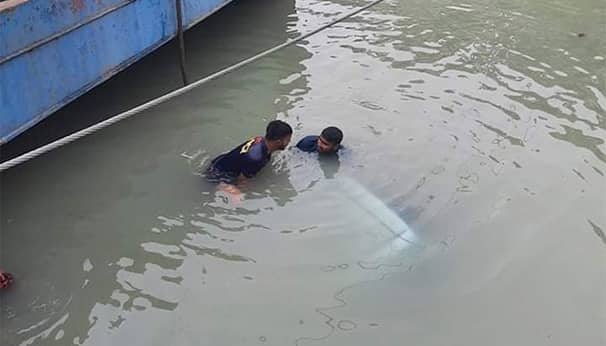 ফেরিতে উঠতে গিয়ে পদ্মায় ডুবে গেল যাত্রীসহ মাইক্রোবাস