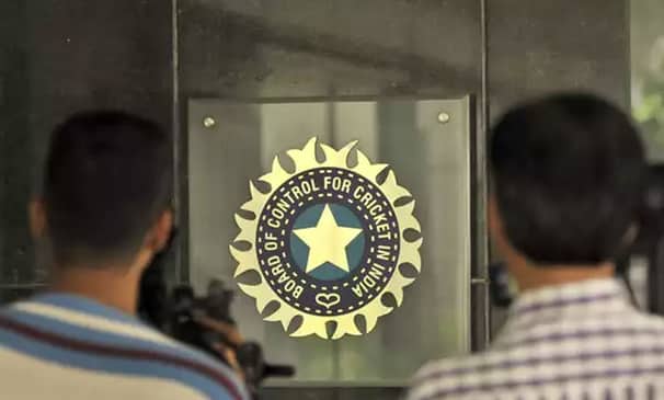 জুয়াড়িদের মাঠে ঢুকিয়ে আইপিএলের দুই পিয়ন গ্রেফতার