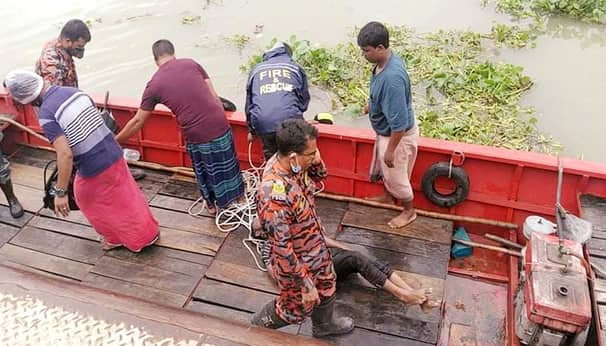 মুন্সীগঞ্জে লঞ্চ টার্মিনাল থেকে পড়ে যুবক নিহত