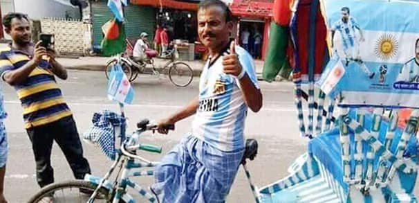 ফেসবুকে ঘুরছে আর্জেন্টিনা ভক্ত রিকশাচালকের ছবি