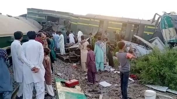 পাকিস্তানে দুই ট্রেনের সংঘর্ষের দুর্ঘটনায় নিহতের সংখ্যা বেড়ে ৫১