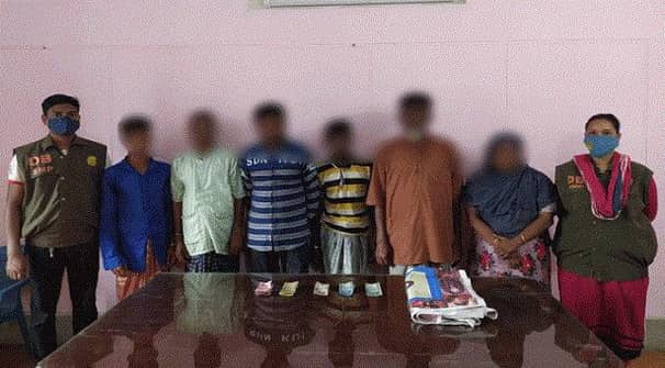 জুয়ার আসর থেকে ৬ নারী-পুরুষকে ধরল পুলিশ
