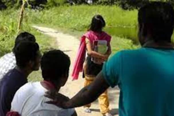 মেয়ের উ’ত্যক্তকারীকে দিনে-দুপুরে পিটিয়ে মে’রেই ফেললেন বাবা