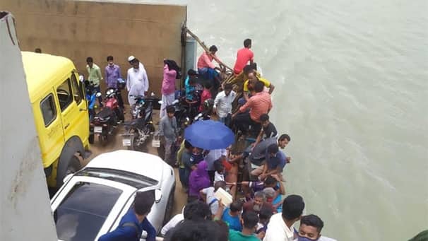 হঠাৎ লকডাউনে ঢাকাফেরত যাত্রীদের পথে পথে ভোগান্তি
