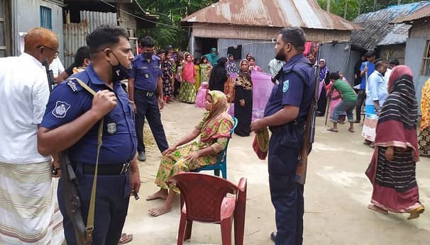 স্বামীকে বাঁচাতে গিয়ে প্রাণ গেল স্ত্রীর